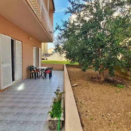 Mandalinic Apartment